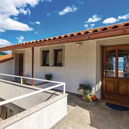 2 Bedroom Awesome In Апартаменты Ловран