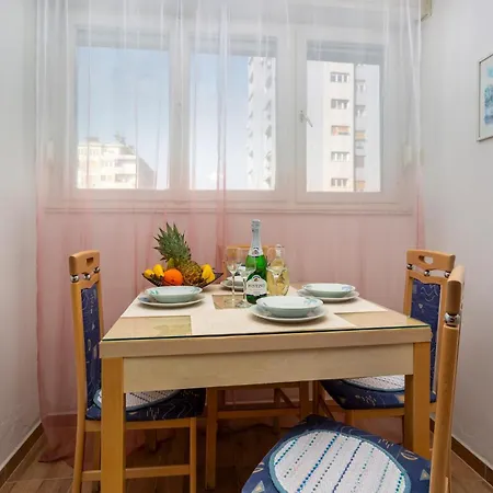 2 Bedroom Awesome In Ριέκα